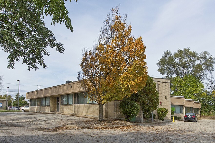 325 N Milwaukee Ave, Wheeling, IL à louer - Photo du bâtiment - Image 3 de 4