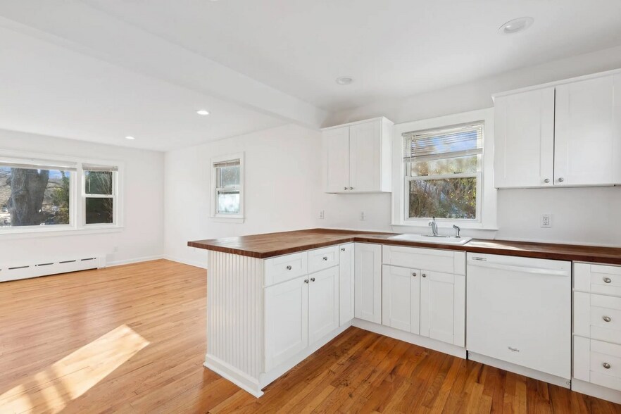87 North Rd, Hampton Bays, NY à vendre - Photo intérieure - Image 3 de 9