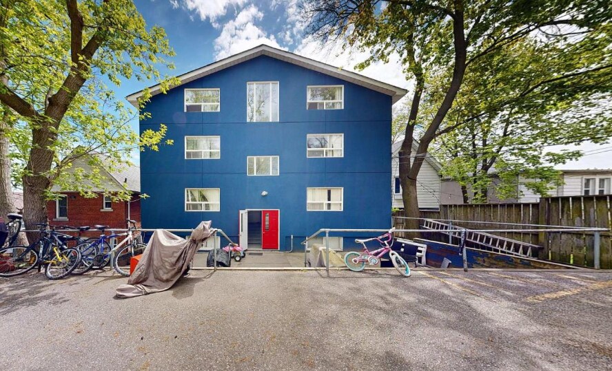 10 Ivy Ave, Toronto, ON à vendre - Photo principale - Image 1 de 1