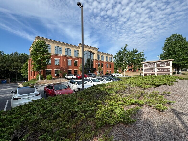 2700 N Berkeley Lake Rd, Duluth, GA à vendre - Photo du bâtiment - Image 2 de 16