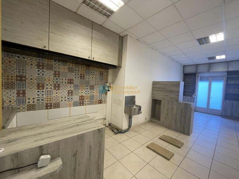 Retail in Lorient for sale - Interior Photo - Image 2 of 10