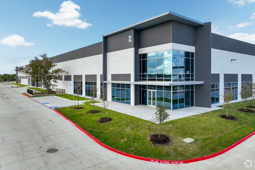 194 Commerce Center Dr, Buda, TX à louer - Photo du bâtiment - Image 2 de 22