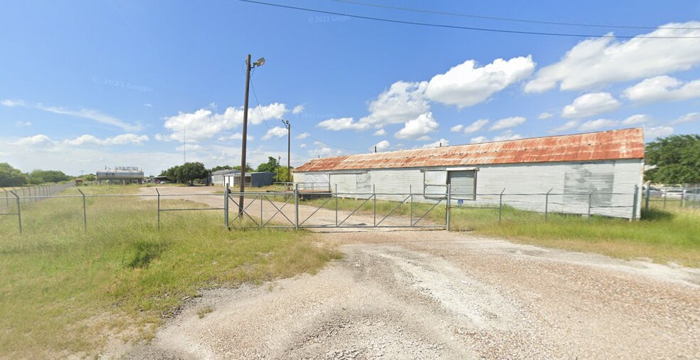 200 Fulton st, Sinton, TX for lease - Building Photo - Image 2 of 3