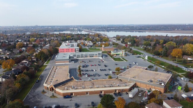 Plus de détails pour 235 Gore Rd, Kingston, ON - Commerce de détail à louer