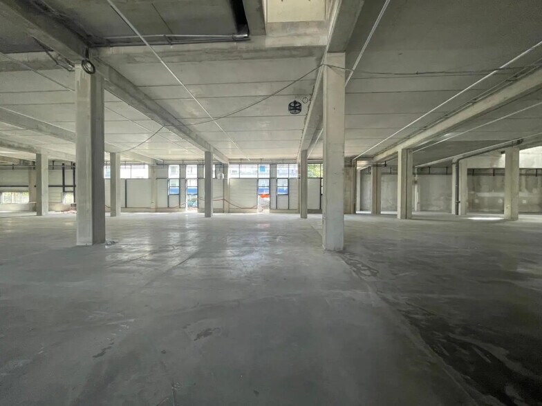 Flex in Bobigny for lease - Interior Photo - Image 3 of 16