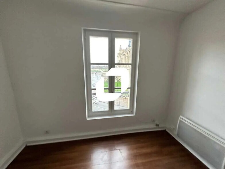 20-22 Place Charles De Gaulle, Saint-Germain-en-Laye à louer - Photo intérieure - Image 2 de 9