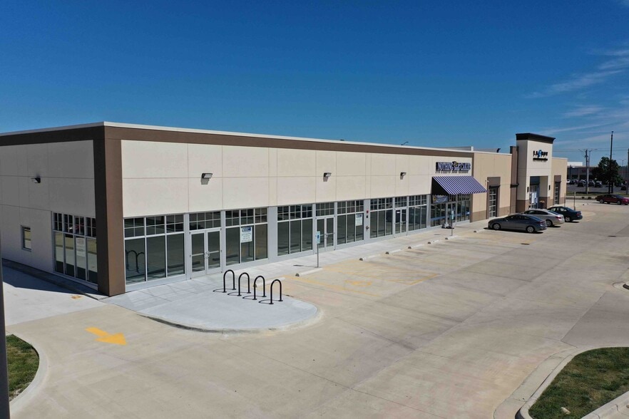 408 W Town Center Blvd, Champaign, IL à louer - Photo du bâtiment - Image 2 de 5