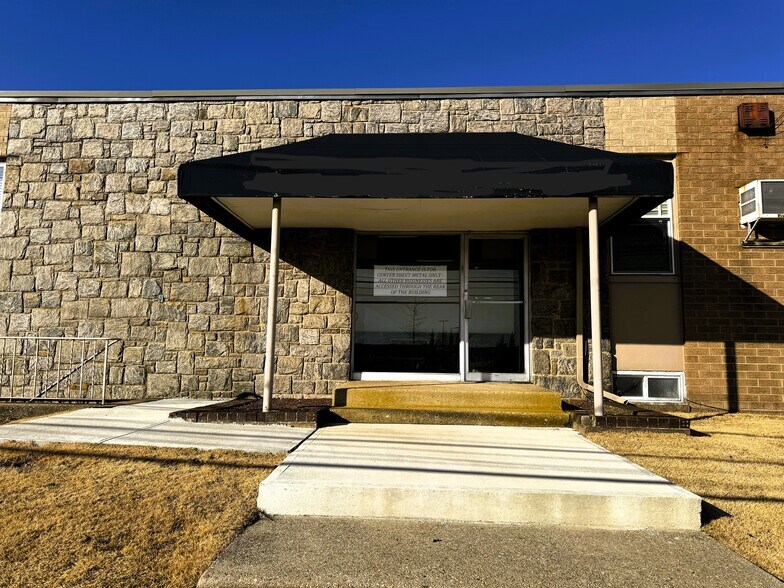 40 Commerce Pl, Hicksville, NY à louer - Photo du bâtiment - Image 2 de 10