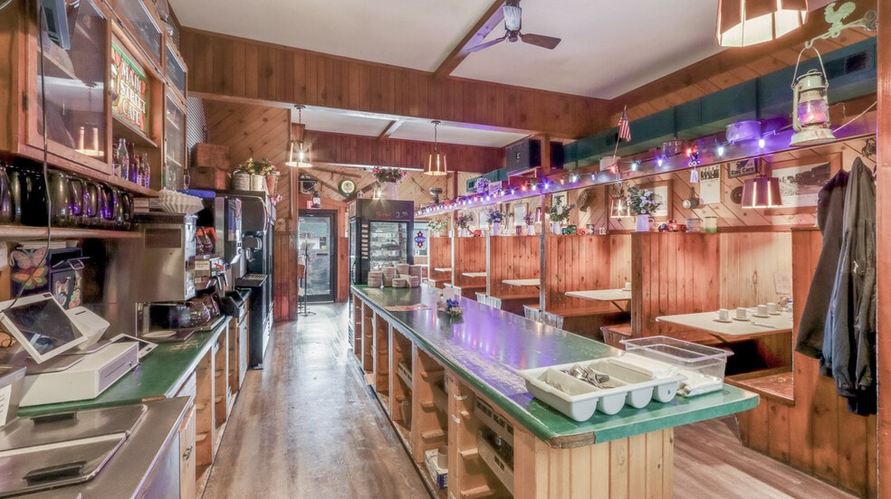 1418 Main St, Bloomer, WI for sale - Interior Photo - Image 3 of 23