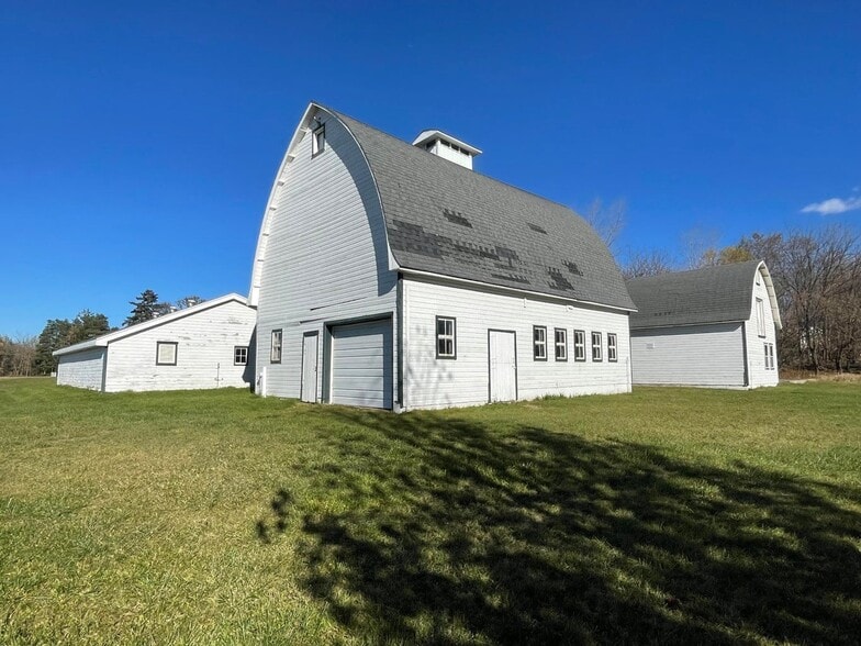 N15W24887 Bluemound Rd, Pewaukee, WI for lease - Building Photo - Image 3 of 17