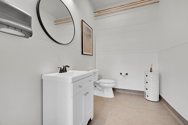 704 S Monaco Pky, Denver, CO à vendre - Photo du bâtiment - Image 2 de 6