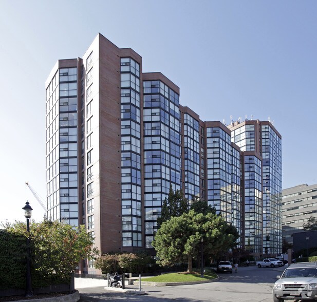 701-725 King St W, Toronto, ON à vendre - Photo principale - Image 1 de 1