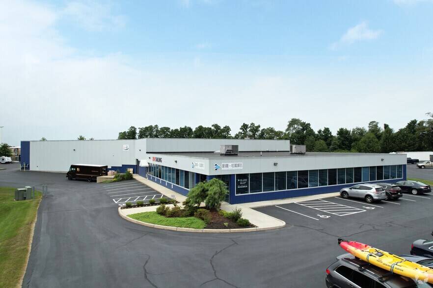 33 Broadcommon Rd, Bristol, RI à louer - Photo du bâtiment - Image 1 de 5