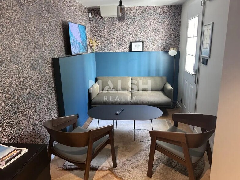 Retail in Écully for lease - Interior Photo - Image 2 of 6