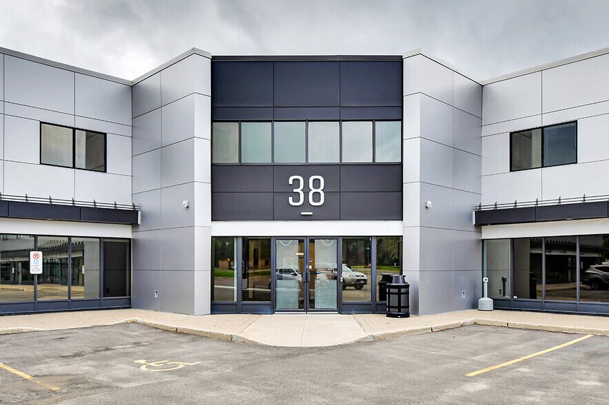38 Antares Dr, Ottawa, ON à louer - Photo du bâtiment - Image 3 de 15