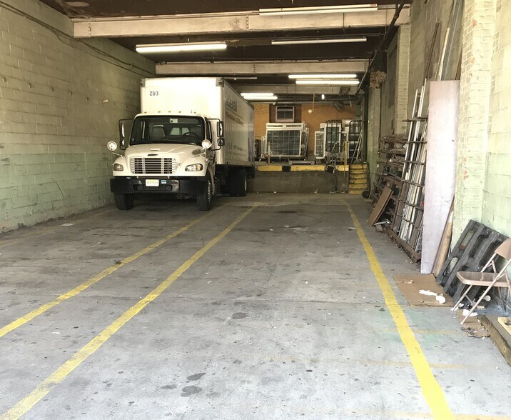 100 W 7th St, Bayonne, NJ à vendre - Photo intérieure - Image 2 de 5