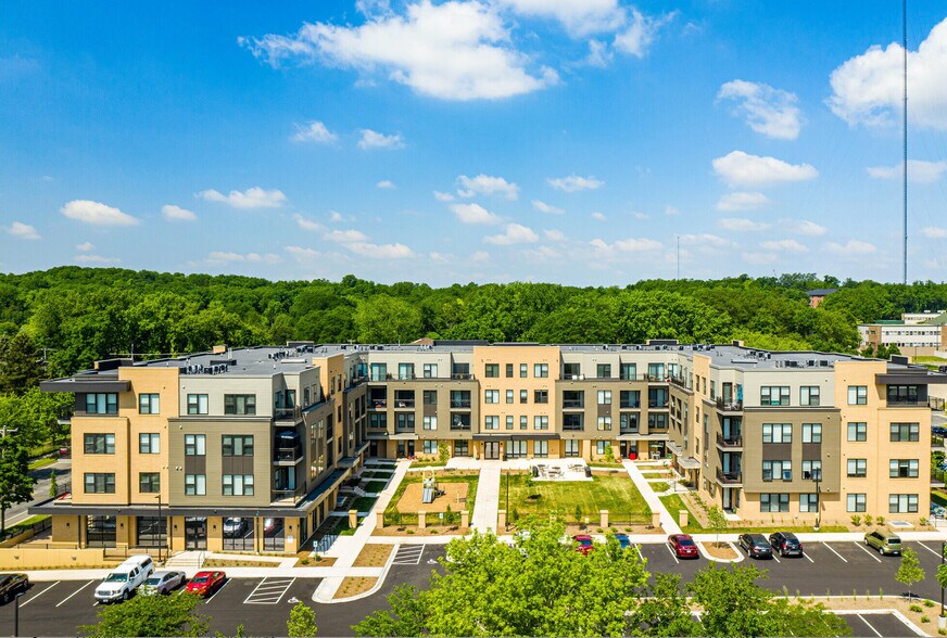 5630 Schroeder Rd, Madison, WI à louer - Photo du bâtiment - Image 2 de 4