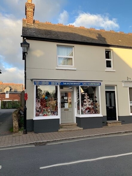 34-36 Station Rd, Liss à louer - Photo du bâtiment - Image 3 de 3