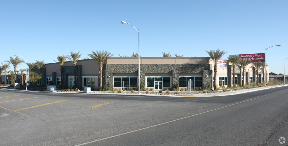 6670 S Tenaya Way, Las Vegas, NV à louer - Photo du bâtiment - Image 3 de 9