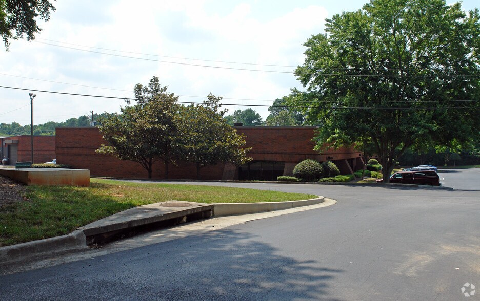3420 Oakcliff Rd, Doraville, GA à louer - Photo du bâtiment - Image 2 de 2