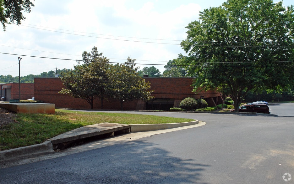 3420 Oakcliff Rd, Doraville, GA à louer - Photo du bâtiment - Image 2 de 2