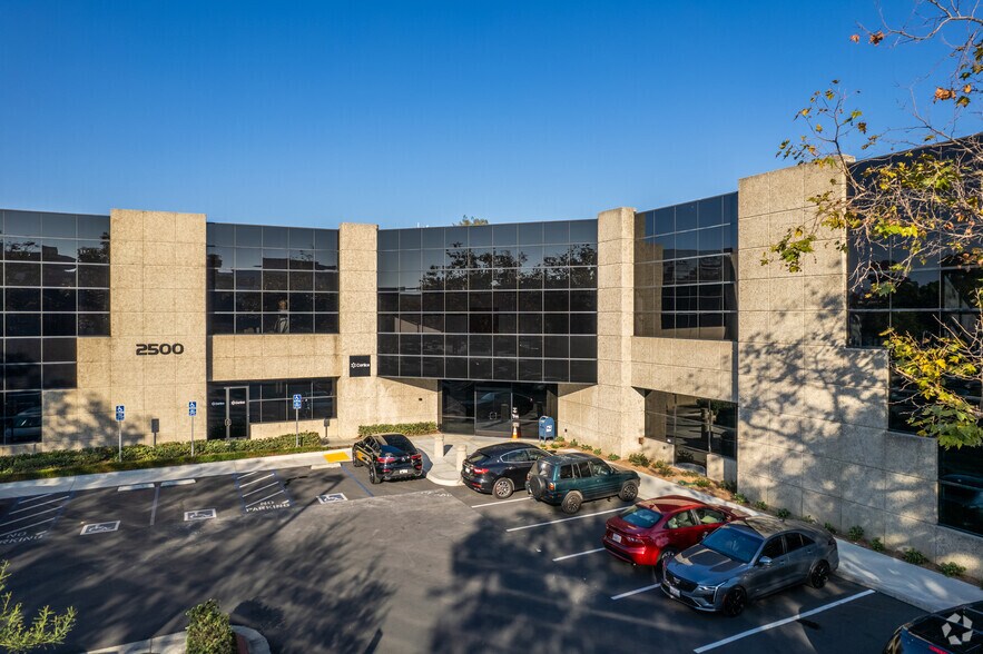 2500 Red Hill Ave, Santa Ana, CA à louer - Photo du bâtiment - Image 1 de 11