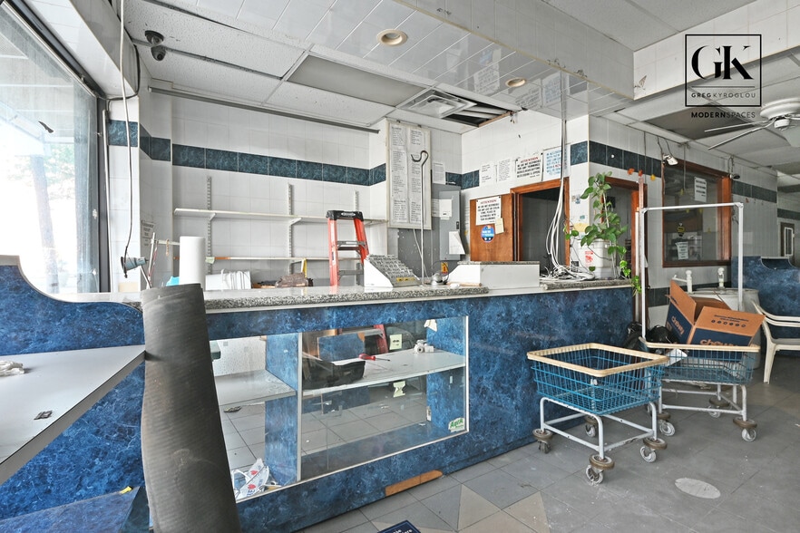 21-06 Newtown ave, Queens, NY for lease - Building Photo - Image 2 of 7