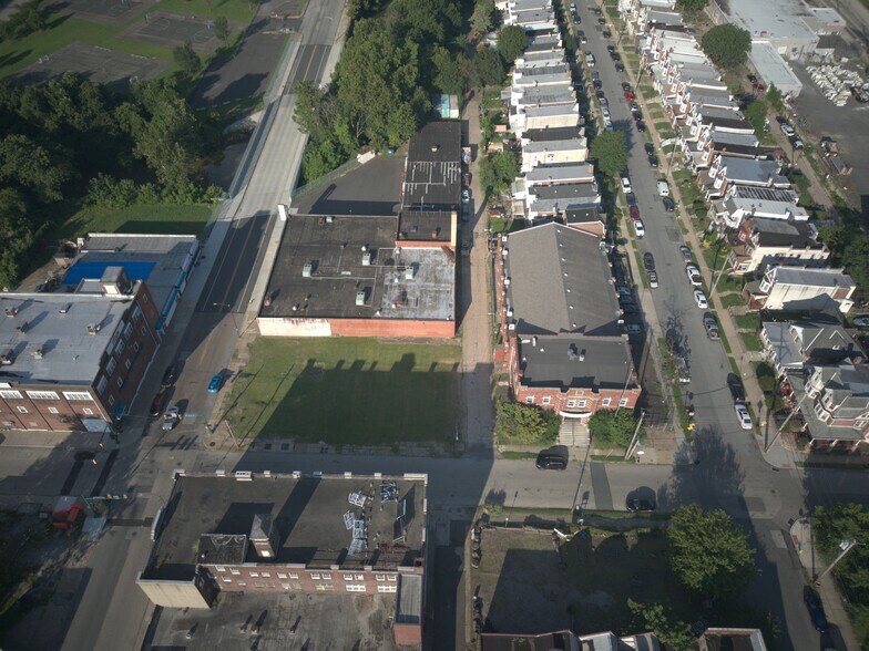 15 W 8th St, 710 Sproul St & 8 W 7th St portefeuille de 2 propriétés à vendre sur LoopNet.ca - Photo du bâtiment - Image 3 de 15