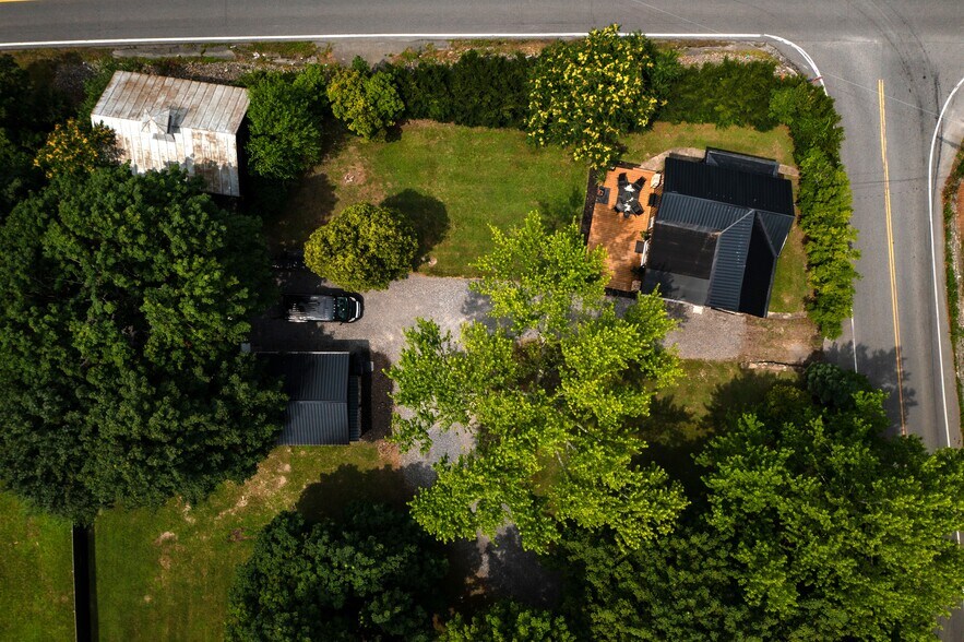 5628 S 3rd St, Hudson, NY à vendre - Photo du bâtiment - Image 1 de 10