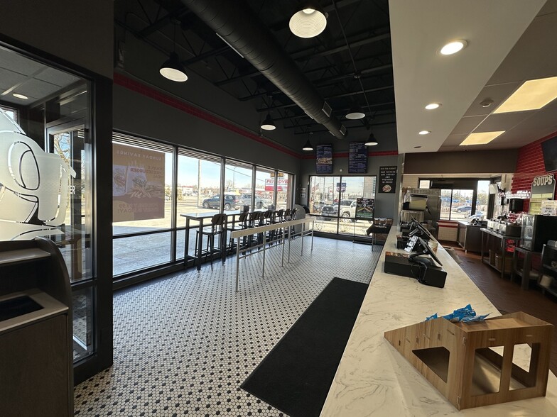 1866 W Jefferson Ave, Joliet, IL for sale - Interior Photo - Image 3 of 6