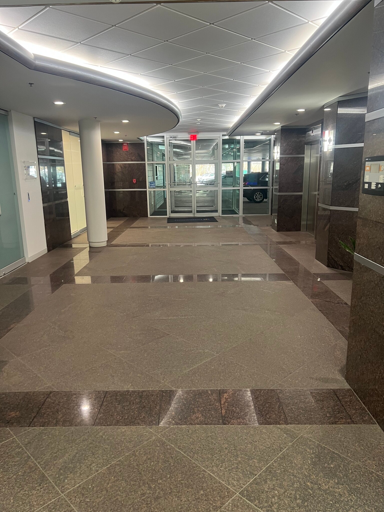 999 Riverview Dr, Totowa, NJ for lease Lobby- Image 1 of 11