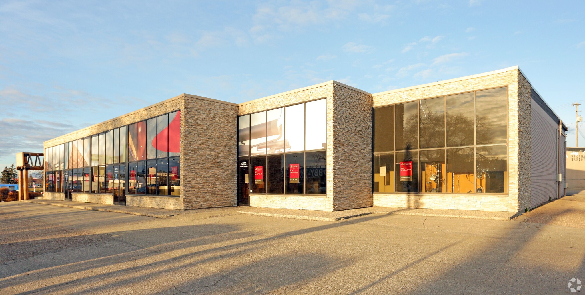 6111 Gateway Blvd NW, Edmonton, AB à vendre Photo principale- Image 1 de 1