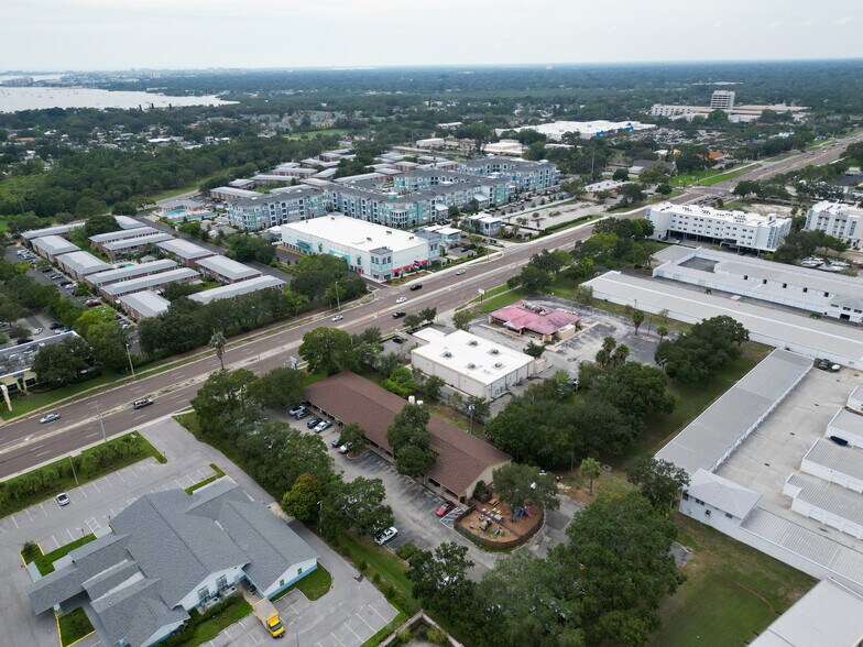 4102 34th St S, Saint Petersburg, FL à louer - Photo du bâtiment - Image 3 de 26