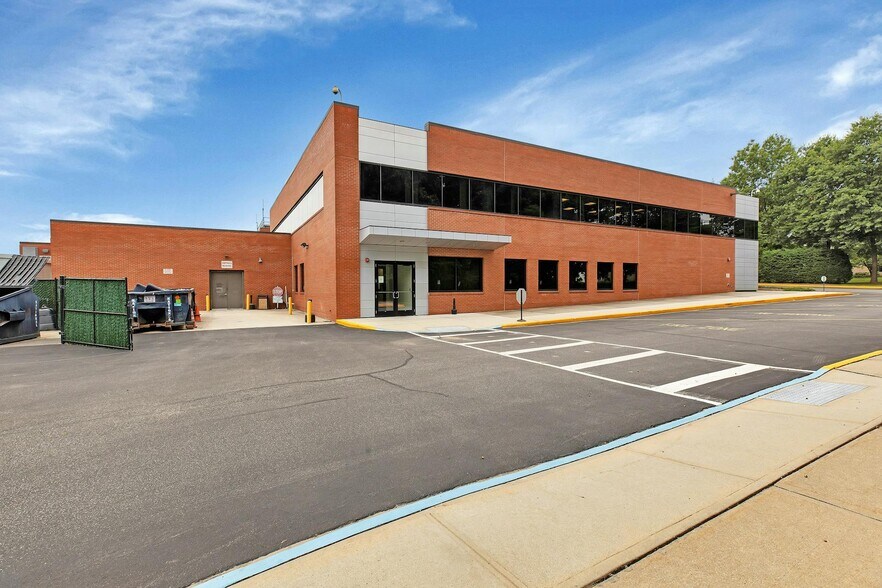 35 Adams Ave, Hauppauge, NY à vendre - Photo du bâtiment - Image 2 de 24