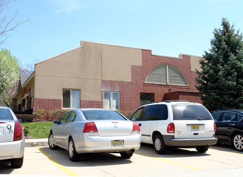 1117-1120 Campus Dr, Morganville, NJ à louer - Photo du bâtiment - Image 2 de 2