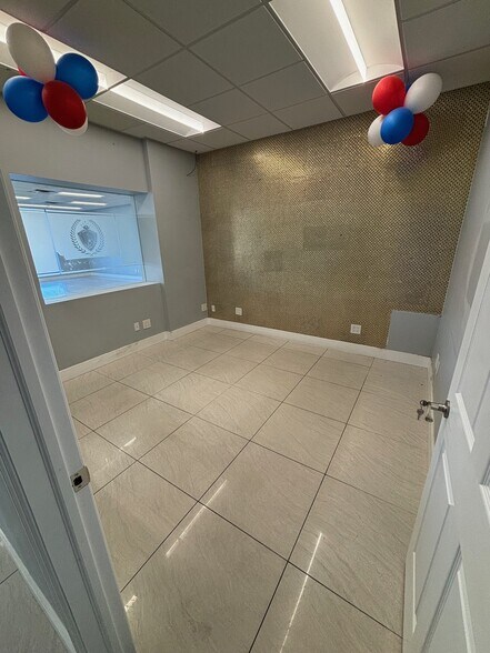 444 W Merrick Rd, Valley Stream, NY à louer - Photo du bâtiment - Image 3 de 9