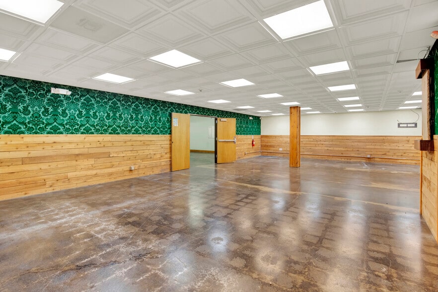 222 Molalla Ave, Oregon City, OR for sale - Interior Photo - Image 3 of 9