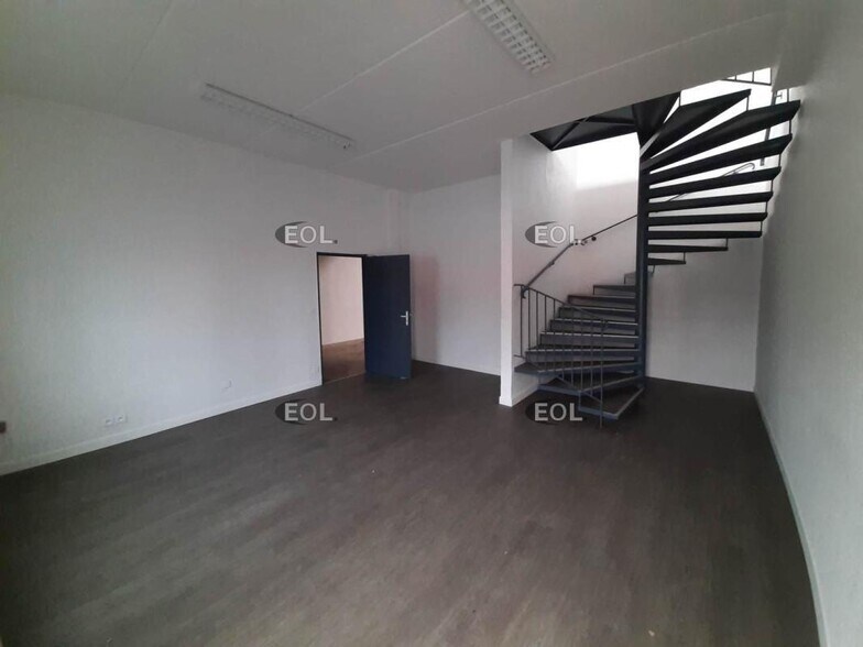 Flex in Chilly-Mazarin for lease - Interior Photo - Image 2 of 8