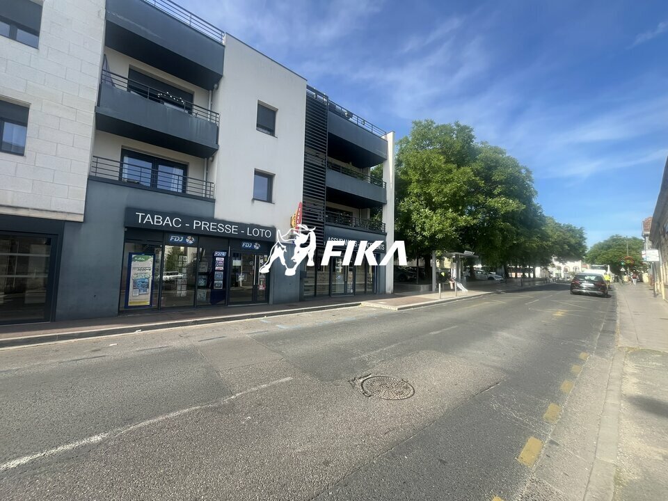 Retail in Saint-Médard-en-Jalles for sale Building Photo- Image 1 of 13