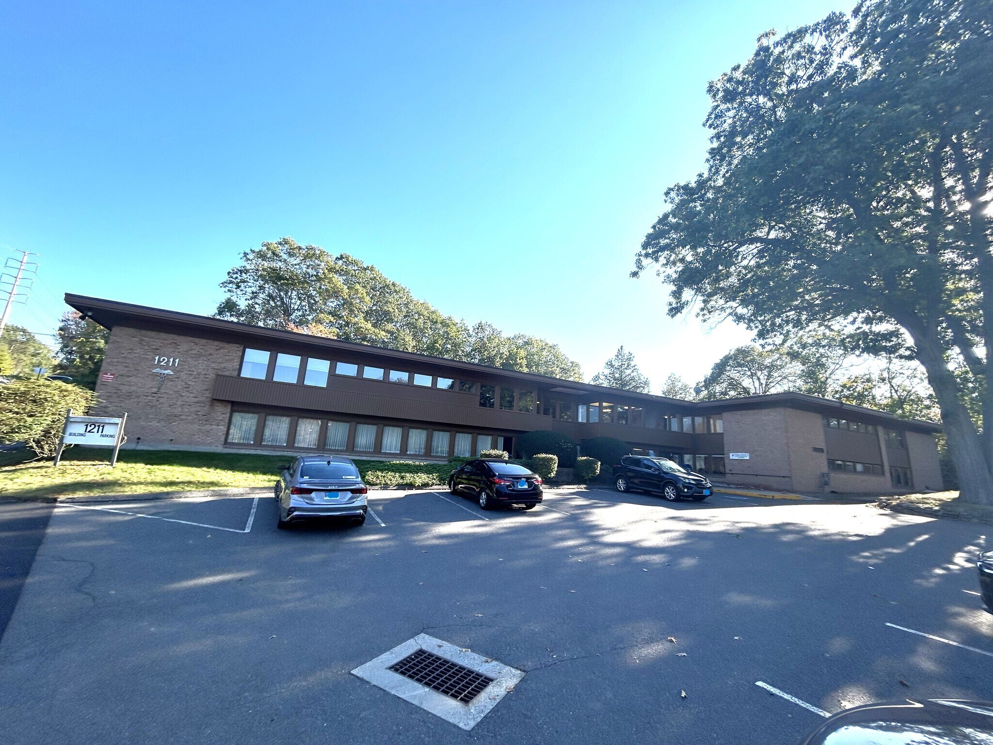 1211 W Main St, Waterbury, CT à louer Photo du bâtiment- Image 1 de 2