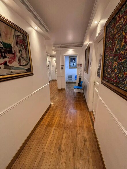 Office in Levallois-Perret for lease - Interior Photo - Image 2 of 4