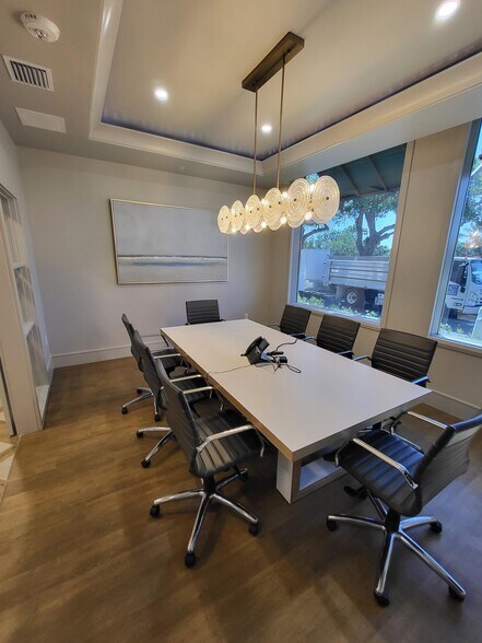 3200 Tamiami Trl N, Naples, FL à louer - Photo du bâtiment - Image 3 de 18