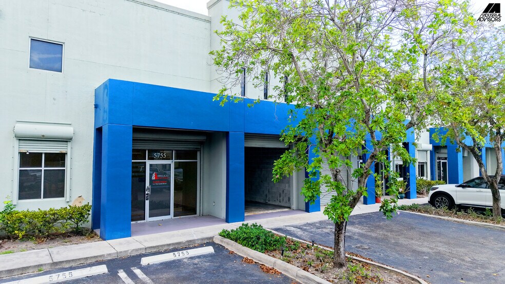5745-5759 NW 151st St, Miami Lakes, FL à louer - Photo du bâtiment - Image 2 de 26