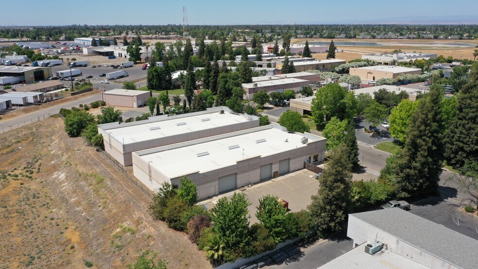 4741 W Jennifer Ave, Fresno, CA à louer - Photo du bâtiment - Image 2 de 5