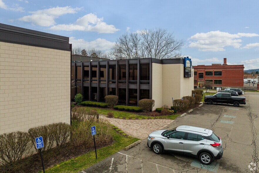 111 Grant Ave, Endicott, NY à vendre - Photo du bâtiment - Image 3 de 30