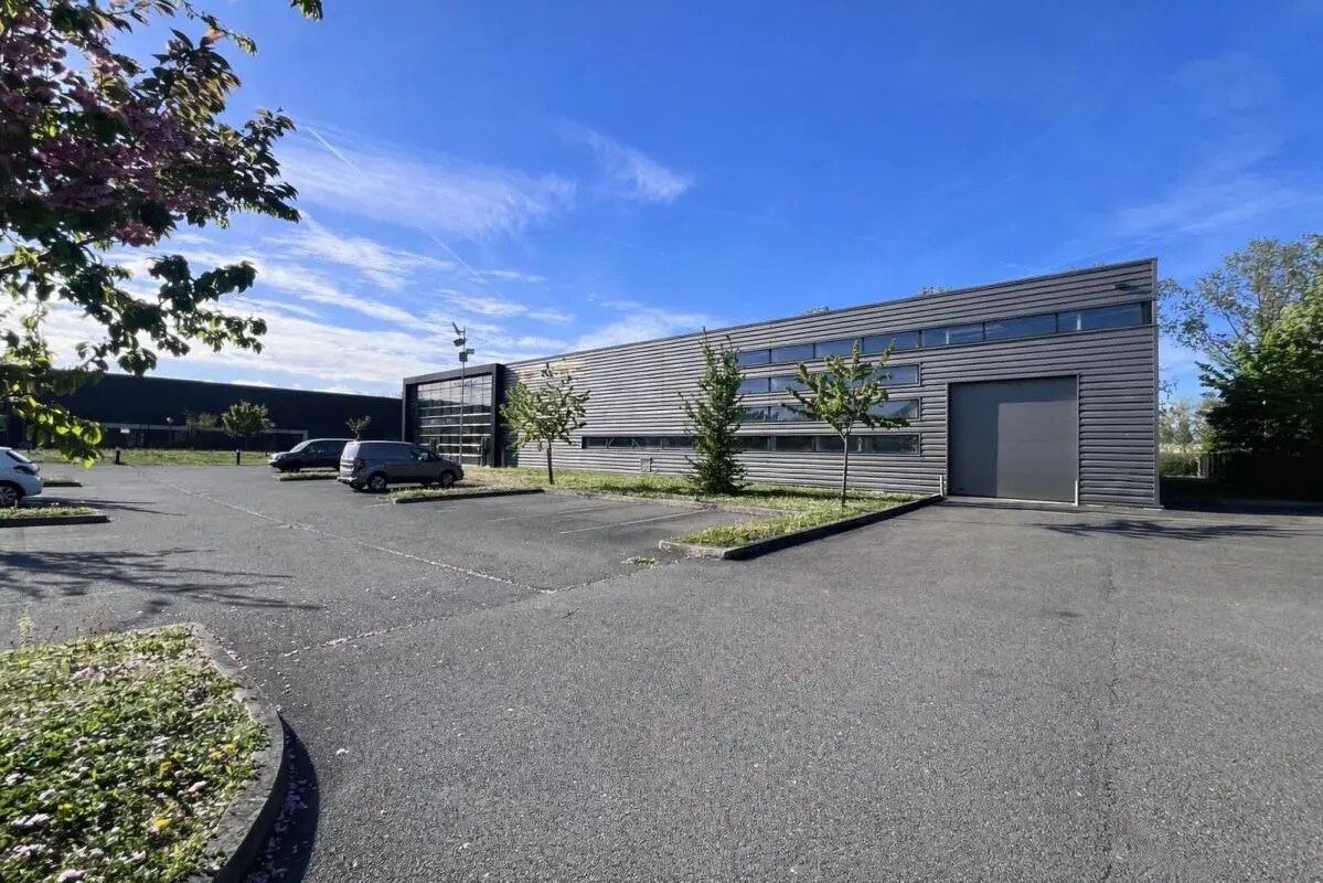 Local d'activités dans Élancourt à vendre Photo du bâtiment- Image 1 de 11