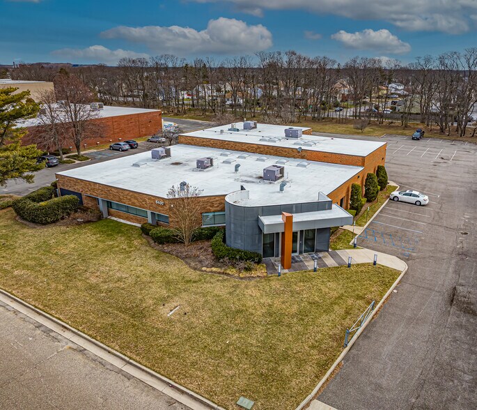 8400 New Horizons Blvd, Amityville, NY à vendre - Photo du bâtiment - Image 1 de 13