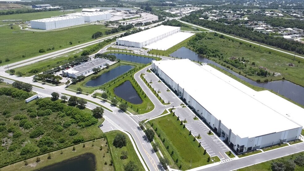 Glades Logistics Park portefeuille de 2 propriétés à vendre sur LoopNet.ca - Photo du bâtiment - Image 2 de 8