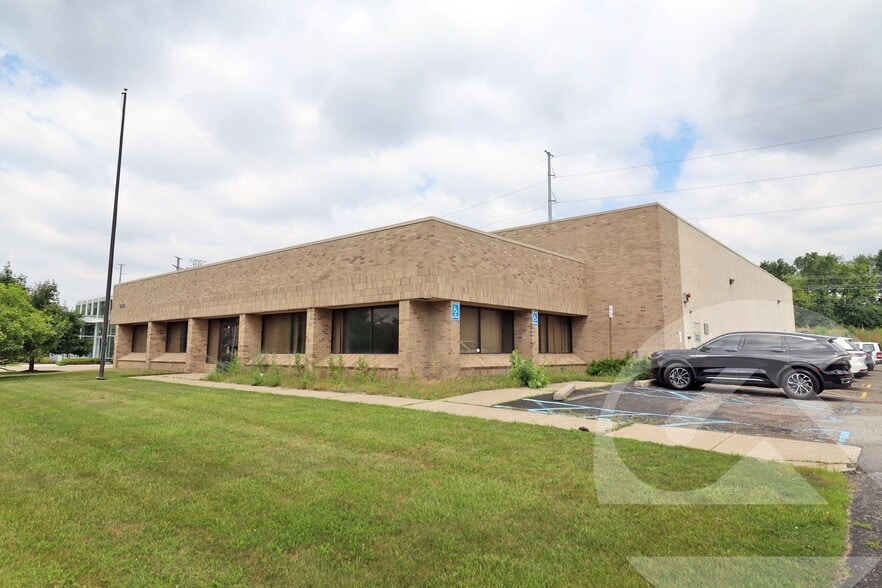2938 Waterview Dr, Rochester Hills, MI for lease - Building Photo - Image 1 of 5