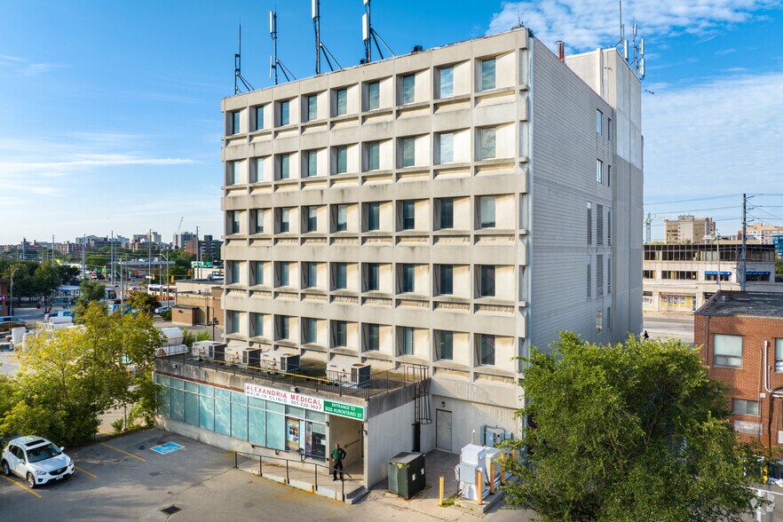 3025 Hurontario St, Mississauga, ON à louer - Photo du bâtiment - Image 2 de 5